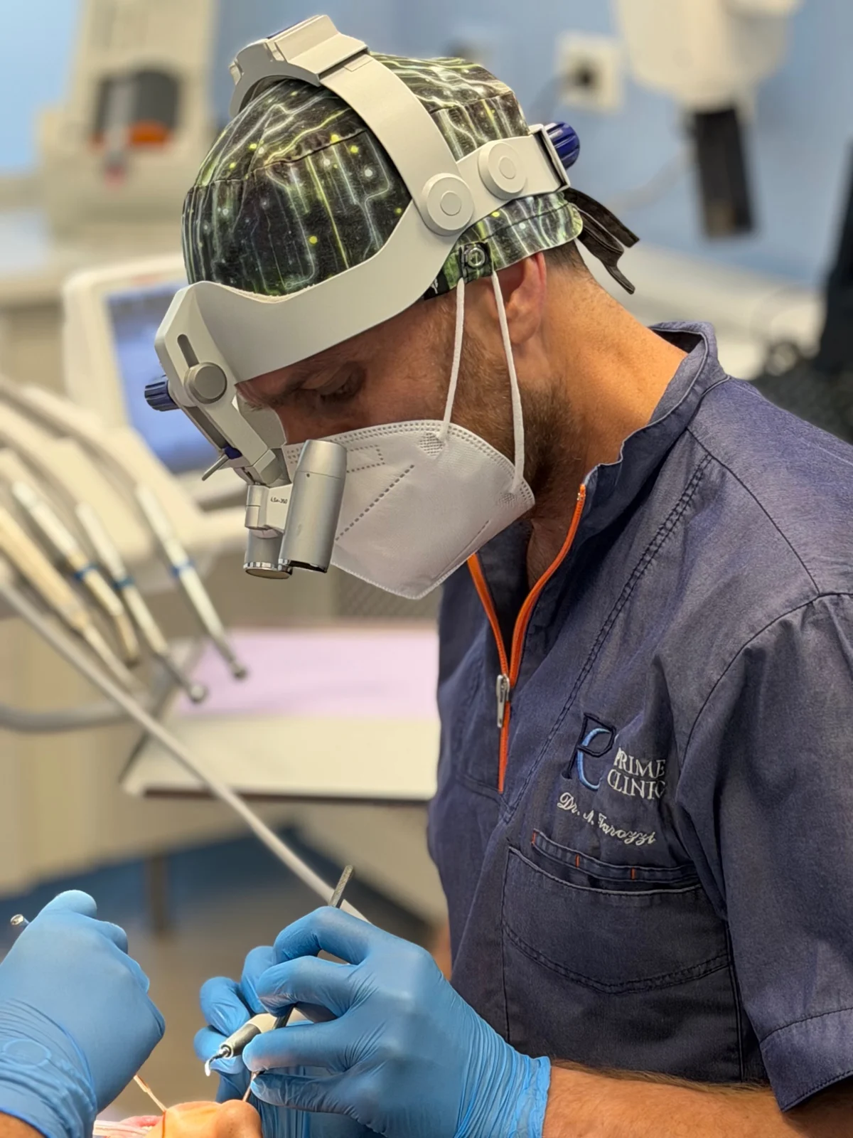 Attività clinica con ingranditori e mani al lavoro nello studio Prime Clinic